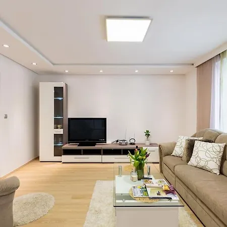 Urban Retreat Near Old Town Братислава