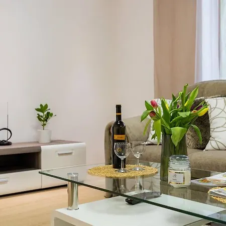 Апартаменты Urban Retreat Near Old Town